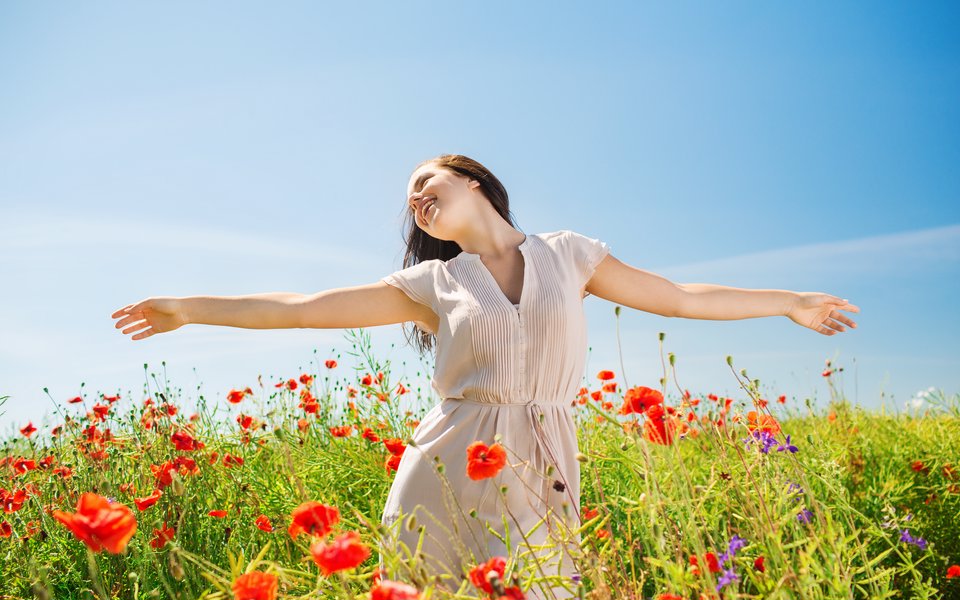 ragazza prato tulipani rossi fronte w