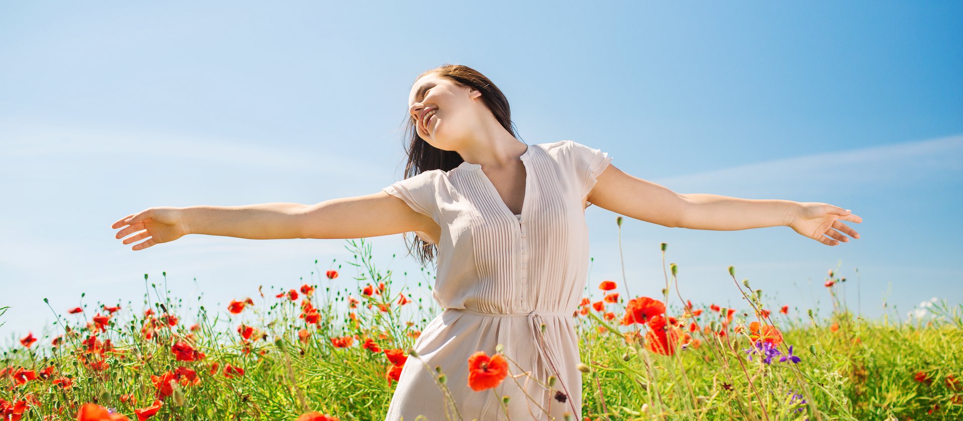 ragazza prato tulipani rossi fronte w